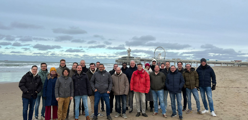 Mensen aan vergadertafel